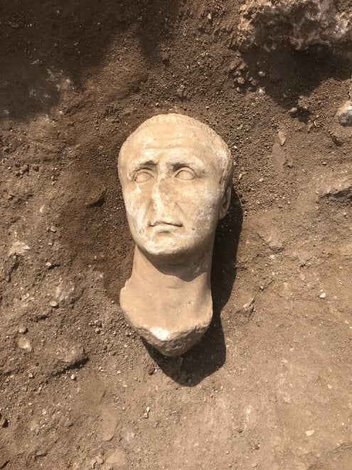 La testa di Giulio Cesare scoperta nel sito La testa di Cesare nello scavo